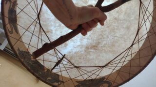 2daagse workshop Sjamanen drums bouwen op zondag 1 en 15 maart. 
Truus en Caroline zijn ervaren begeleiders in dit proces. Zij doen dit op ceremoniële wijze, met respect voor en in verbinding met de bomen en dieren wiens hout en huid we mogen gebruiken. Op die manier wordt jouw drum heel persoonlijk en ervaren veel mensen deze als een maatje dat je steeds weer kan herinneren aan jouw verbinding met (al) het leven. We doen dit op twee zondagen op Landgoed De Nieuwe aarde, Dortherdijk 51 te Eefde.

Op zondag 1 maart besteden we veel aandacht aan afstemmen, frames en uitleg. Tussen 1 en 15 maart kun je het frame desgewenst verder afwerken, en bereid je de huid voor.
Op 15 maart komen we weer samen en spannen de huid op het frame.

Het is een prachtige samenwerking tussen hoofd, hart, ziel en handen, en elke keer weer een feest om de drums geboren te zien worden.

Praktisch: Je kunt kiezen uit de huiden van Koe, Geit, Paard, Waterbuffel. En met of zonder haar.

Kosten 350,- voor een drum van 40 cm doorsnede, en 380,- voor een drum van 50 cm. Dit is inclusief twee cursusdagen, koffie, thee, soep, een bijdrage aan stichting Landgoed de Nieuwe Aarde, alle materialen en begeleiding.
Maak contact als je graag wilt maar het echt niet kan betalen, dan kunnen we kijken of we daar een mouw aan kunnen passen. Wij hebben er zin in!

Aanmelden voor 15 februari via Signal of whatsapp aan Caroline via
nr: 0644265335